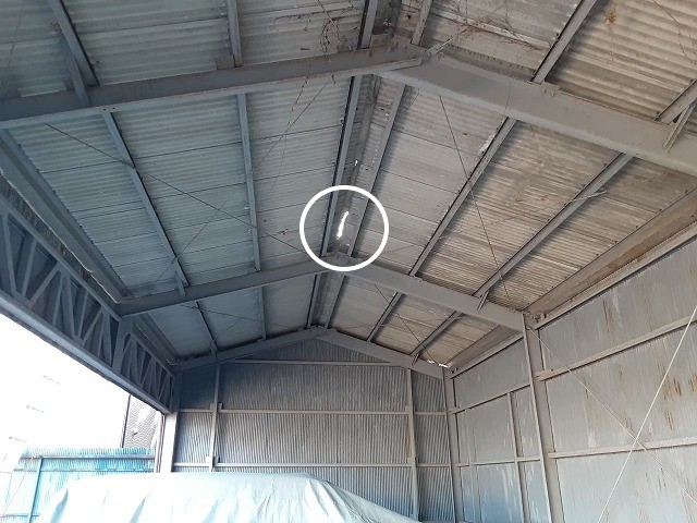 スレート屋根に穴が